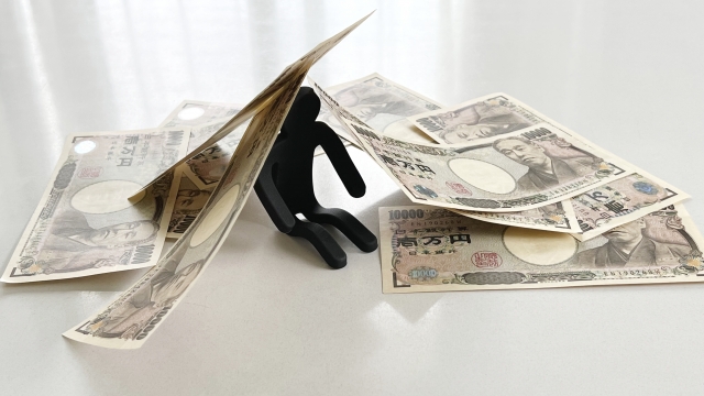 借金を背負う男。小郡市で借金返済の無料相談ができます